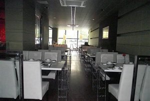 市中心沿街餐饮旺铺转让500㎡（可空转)