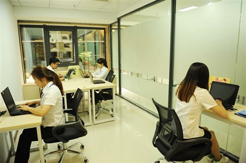创新中国产业园精装1-1000人办公卡位、办公室直租可注册