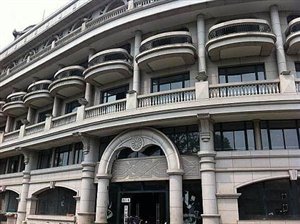 君临天下的感觉，西湖景区内高端私家会所现整体转让，独栋两层，豪华装修，院子400平方，转让费100万